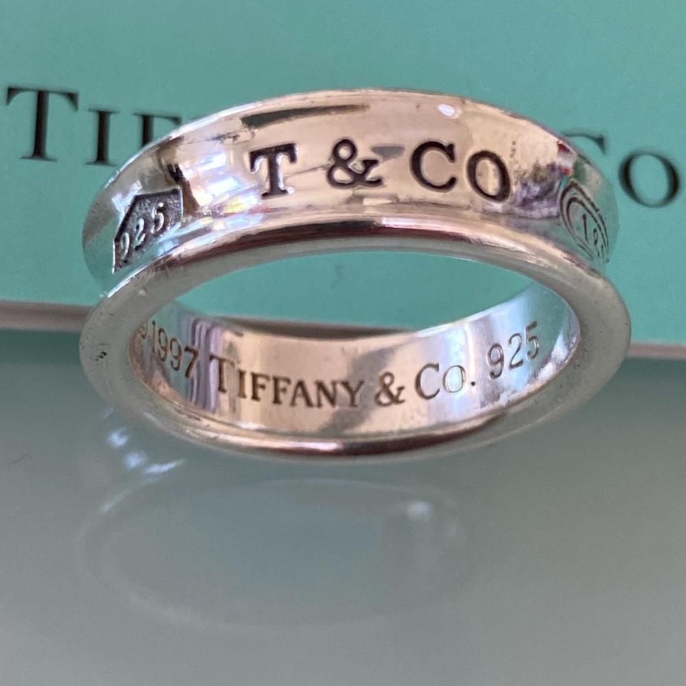 TIFFANY & CO. STERLING SILVER RING. M/F. SIZE 9